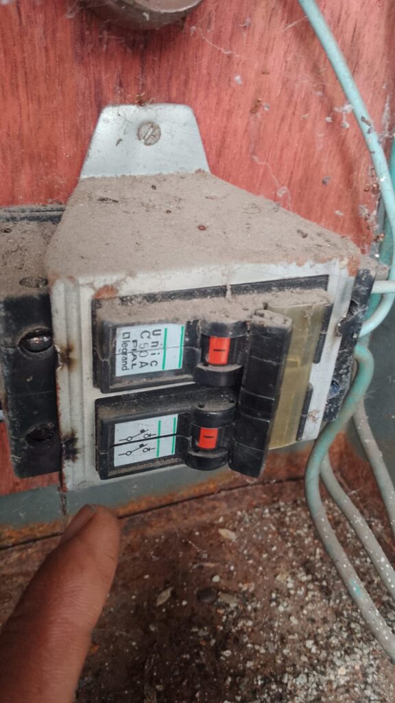 Arco voltaico em disjuntor