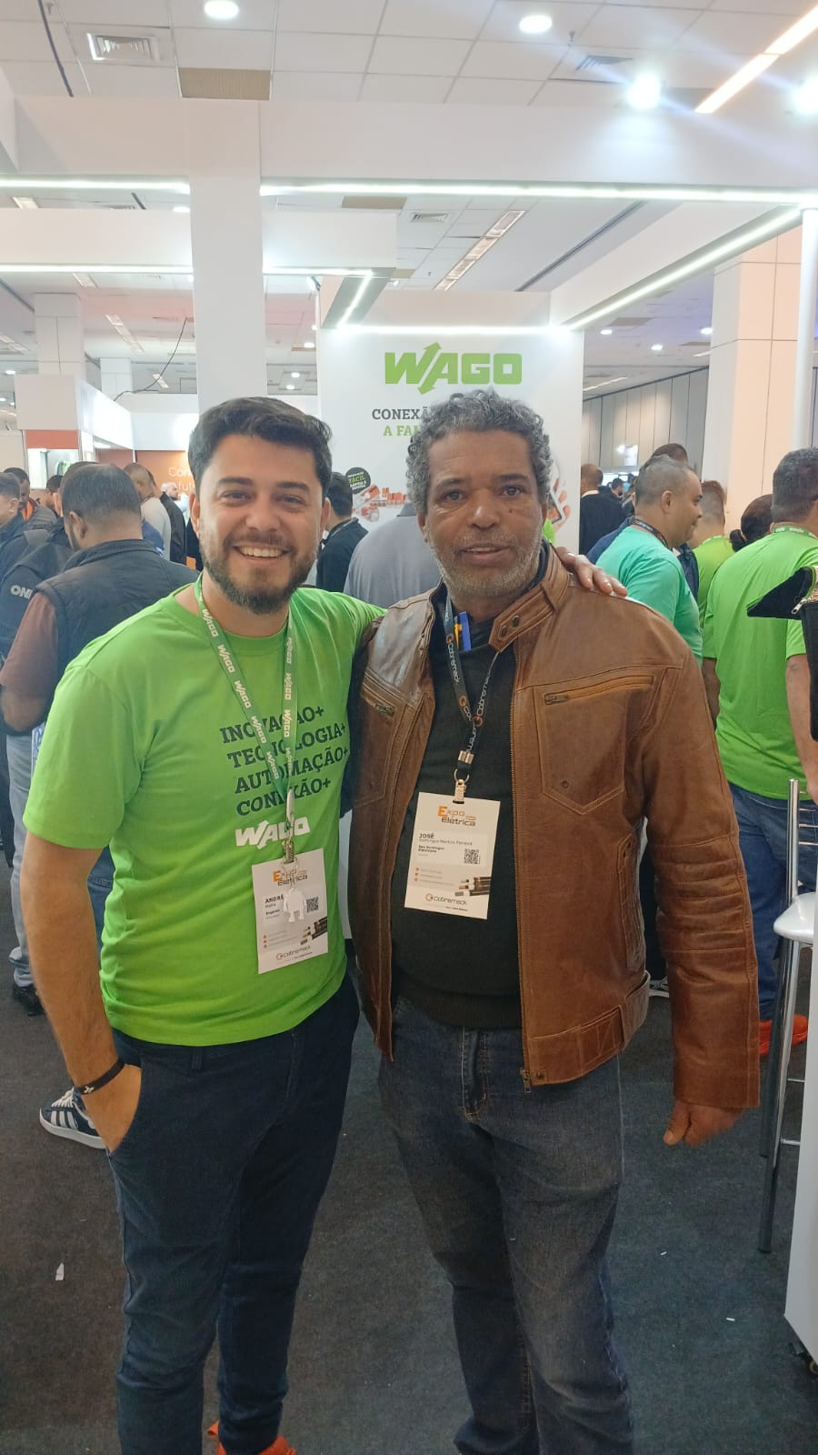 Encontro entre Seu Domingos e o Eng. Eletricista André Maffra da Engehall, fortalecendo a união entre prática e engenharia na área elétrica.