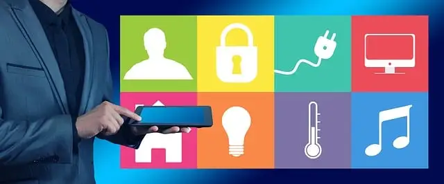 Pessoa usando aplicativo de automação residencial no celular para controlar luzes e dispositivos inteligentes em casa.