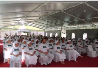 Salão do Instituto Pai Valdir de Oyá com pessoas reunidas em culto aos orixás, em um momento de espiritualidade e conexão com a tradição afro-brasileira.
