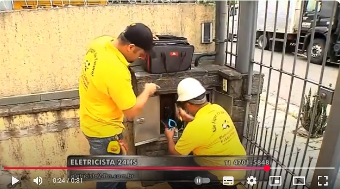 Eletricista de Plantão 24 horas – equipe resolvendo problema elétrico na caixa de medição de energia residencial.