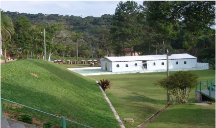 Instituto Valdir de Oyá em São Lourenço da Serra, santuário em pavilhão branco cercado por mata e natureza, espaço dedicado ao culto aos orixás.