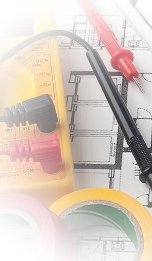 Voltímetro sobre projeto elétrico representando os serviços da KW Projetos Elétricos em Florianópolis