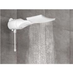 Chuveiro elétrico com resistência queimando devido à falta de água no bojo, ilustrando problema comum de instalação hidráulica.