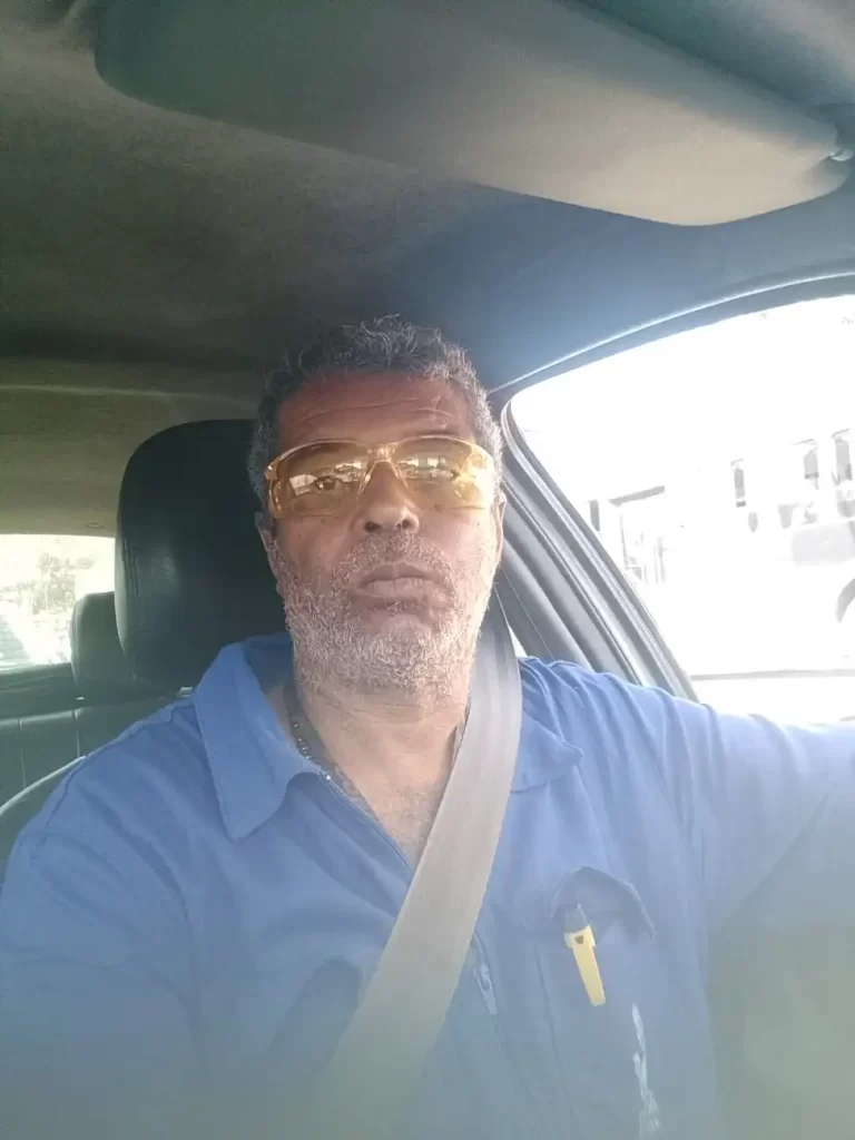 Seu Domingos Eletricista em sua unidade móvel a caminho de mais um atendimento, representando o Branding do Seu Domingos e o compromisso com o cliente.