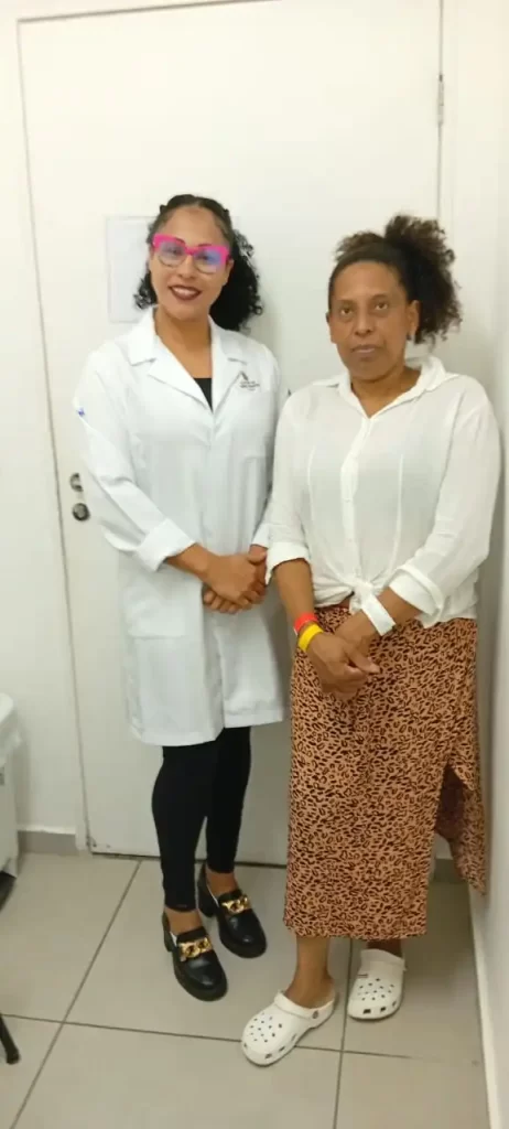 Enfermeira Alessandra atendendo a paciente Ivanúsia na sala de enfermagem da UPA Rio Pequeno