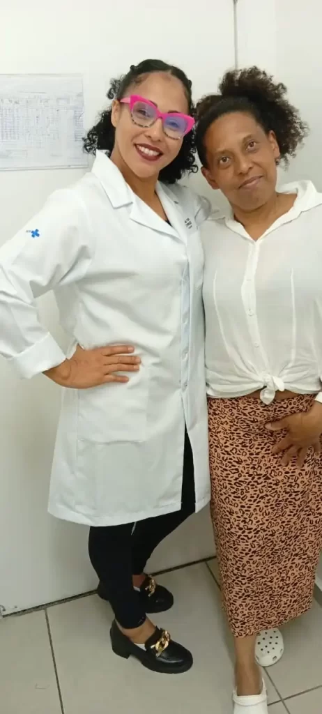 Enfermeira Alessandra e a paciente Ivanúsia sorrindo após o atendimento na UPA Rio Pequeno