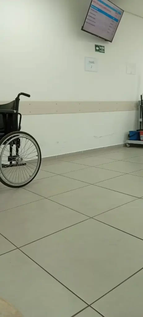 Ambiente interno da UPA Rio Pequeno com piso limpo e organizado, refletindo o cuidado constante da equipe de limpeza