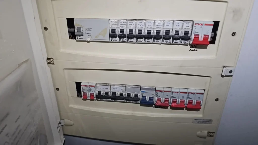 Disjuntor desarmado no quadro elétrico indicando problema elétrico em casa